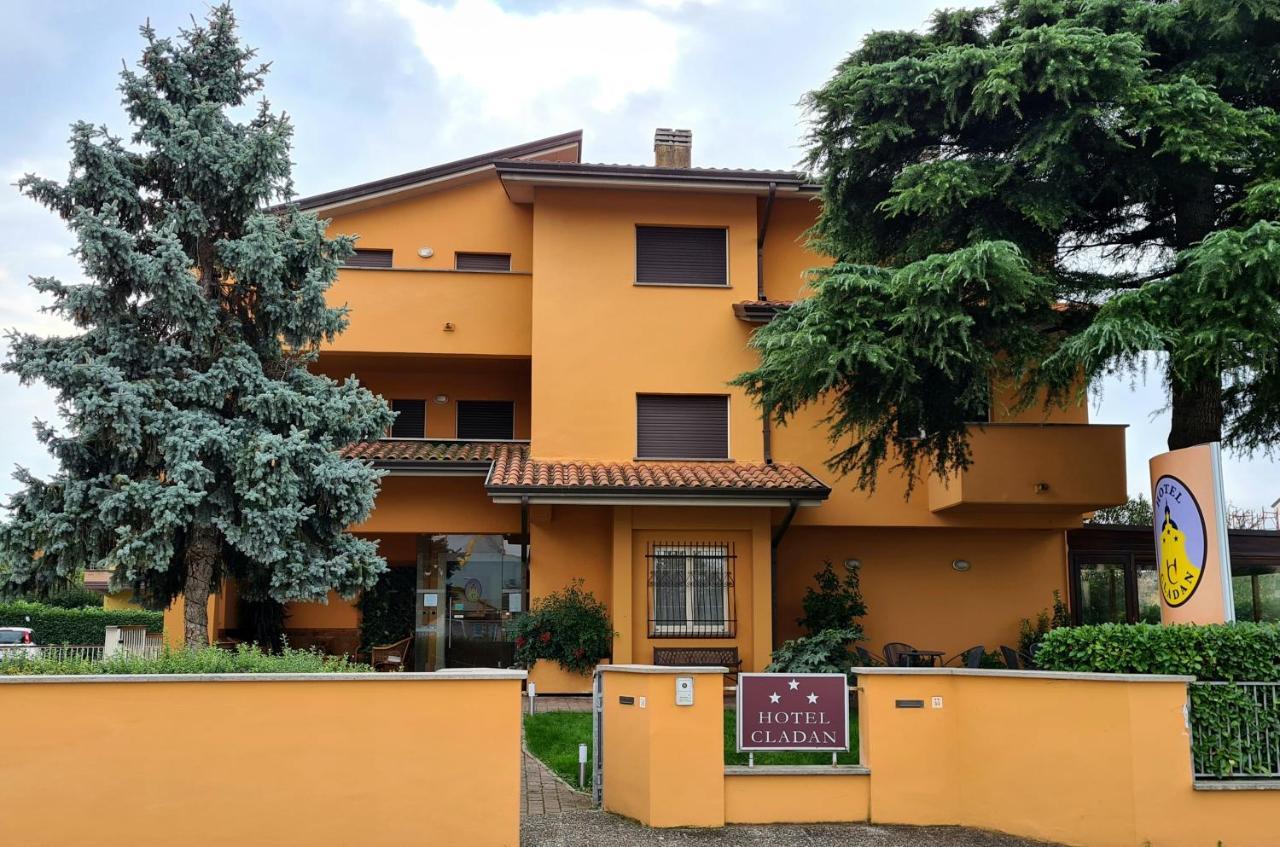 אסיסי Hotel Cladan מראה חיצוני תמונה