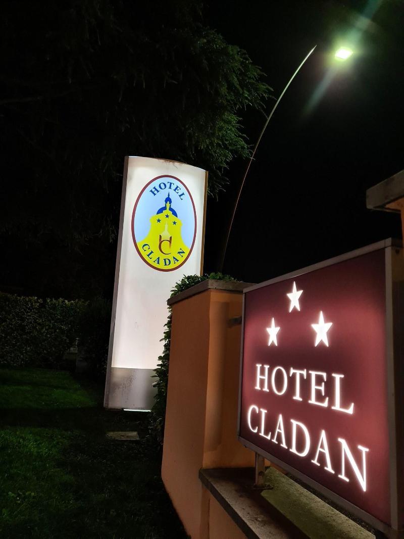 אסיסי Hotel Cladan מראה חיצוני תמונה